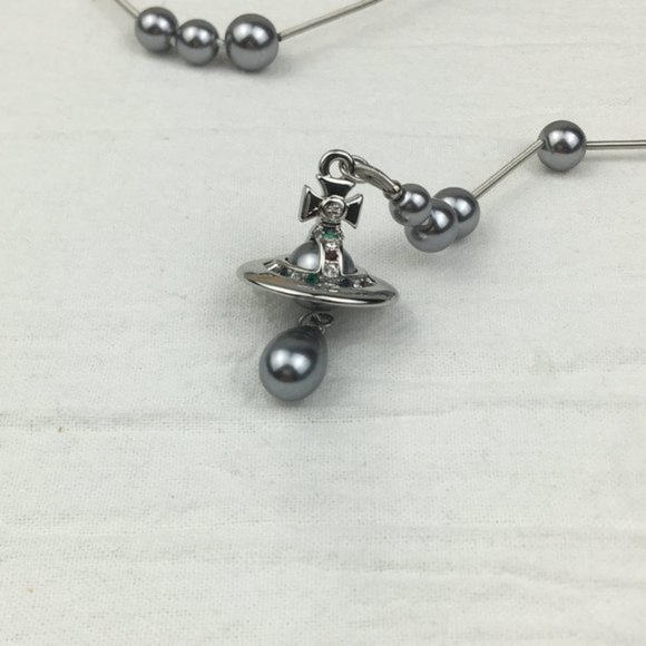 🪐Vivienne Westwood Irregular Three Row Pearl Bas Relief Choker in Silver Grey - Picture 5 of 12